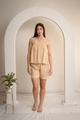 Inquadratura a figura intera di una donna in pigiama a righe gialle con canotta e shorts - S / Arancione