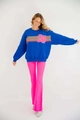 Vista frontale della felpa natalizia blu reale con ricamo Merry & Bright e pantaloni rosa - Taglia S / Top (FF152801) / Blu