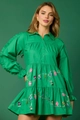 Detalle del vestido verde de Navidad con luces de lentejuelas y volantes en capas finas - S / Verde
