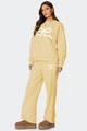 Vue détaillée du sweat crème et du pantalon large avec motif de nœud blanc élégant - S / Ensemble Pantalon Col Rond / Jaune