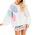 Γυναικείο λευκό oversized χριστουγεννιάτικο φούτερ με πολύχρωμα μπαλώματα με πούλιες - S / Λευκό Στυλ με Μοτίβο Λάμπας
