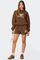 Détail d'un ensemble sweat à capuche et short marron foncé avec imprimé nœud minimaliste - S / Ensemble Sweat à Capuche et Short / Marron
