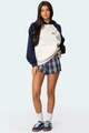Dettaglio delle maniche raglan a contrasto e ricamo a fiocco su questa felpa - Taglia S / Blu scuro