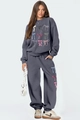 Vue détaillée des imprimés nœuds colorés sur l'ensemble sweat et jogging gris foncé - L / Haut Et Bas / Gris