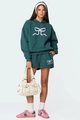 Détail d'un ensemble de survêtement vert foncé avec imprimé nœud rose sur le sweat - S / Ensemble Short à Capuche / Vert 1