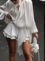 Weißes Minikleid mit Plissee-Puffärmeln, Rüschensaum und passender Cloud-Beuteltasche - S / Weiß