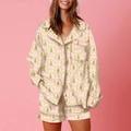 Dames roze zijden kerstpyjamaset met shirt met lange mouwen en bijpassende shorts - S / Strikken Print (Geel)
