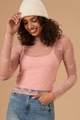 Detail van de roze transparante mesh top met lange mouwen, strikpatroon en bijpassende hemdje - S / Roze