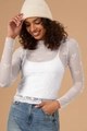 Detail van witte doorschijnende kanten top met strikpatroon en een klassieke blauwe jeans - S / Wit