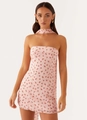 Detailansicht des rosa geblümten Bandeau-Minikleids mit passender Blumen-Halskette - S / Rosa Blumig
