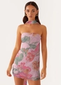 Detailansicht des rosa geblümten Chiffon-Bodycon-Kleids mit passendem Halstuch-Detail - S / Rosenrot Floral