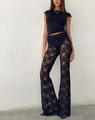 Detalle de los pantalones de campana de encaje floral negro transparente de talle alto - S / Negro