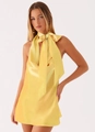 Ärmelloses hellgelbes Neckholder-Kleid mit großer Schleife und rückenfreiem Satin-Look - S / Gelb