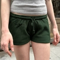 Detalle de la textura de punto gofrado en pantalones cortos casuales verde oscuro - S / Verde Oscuro