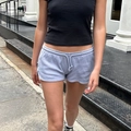 Detail von Kordelzug am elastischen Bund und Seitenschlitz der lila Freizeit-Sportshorts - Hellblau