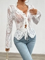 Detalle de la blusa de encaje floral blanco con lazos frontales y escote en V volado - S / Blanco