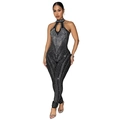 Nahaufnahme des schwarzen Strass-Jumpsuits mit Neckholder-Ausschnitt und Cut-out-Detail - S / Schwarz