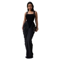 Detalle del escote cuadrado y costuras de terciopelo plisado en el elegante vestido maxi negro - S / Negro