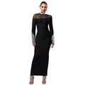 Dettaglio dello scollo in mesh e strass scintillanti sull'abito lungo nero aderente - S / Nero