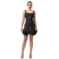 Dettagli di un elegante abito nero corto con decorazioni in strass e balze sul bordo - S / Nero