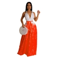 Detail van mouwloze jumpsuit met V-hals, oranje tie-dye print en ceintuur in de taille - S / Rood
