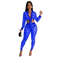 Dettaglio del set due pezzi in rete blu navy con intricati motivi geometrici in strass - L / Blu