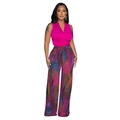 Dettaglio del top smanicato fucsia con scollo a V e pantaloni larghi a stampa astratta - S / Rosa Rossa