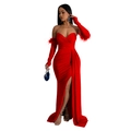 Nahaufnahme eines roten Satin-Abendkleids mit Seitenschlitz und Federschmuck-Handschuhen - S / Rot