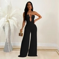 Detail des trägerlosen schwarzen Jumpsuits mit U-Ausschnitt und goldenem Metallring-Dekor - S / Jumpsuits / Schwarz