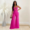 Detail eines rosenroten Jumpsuits mit tiefem V-Ausschnitt und goldener U-förmiger Metallschnalle - S / Jumpsuits / Fuchsia