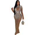 Détail de la robe en résille transparente avec strass argentés et découpe en cœur - S / Abricot
