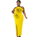 Detail eines gelben trägerlosen Abendkleids mit 3D-Blumenakzenten und hohem Seitenschlitz - L / Gelb