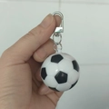 Mini klassischer schwarz-weißer Fußball Schlüsselanhänger mit silbernem Metallverschluss - Tor-Schnalle-Stil / Weiß