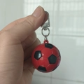 Mini portachiavi a pallone da calcio rosso con motivi neri e gancio in metallo argento - Stile fibbia a cancello / Rosso