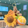 Handgefertigter Häkel-Sonnenblumen- und Orangen-Schlüsselanhänger für Rucksäcke - Erfolgsset (Sonnenblume & Orange)