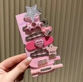 Vue détaillée de l'ensemble de barrettes roses avec étoiles et cœurs sur carte support - Style Scintillant Fin Cœur et Étoile (Image 2) / Série Rose