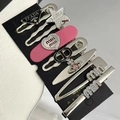Macro de 5 barrettes à cheveux design en métal sur une carte de présentation noire - Style Étoile Triangulaire en Métal avec Strass (Style 4) / Argent Rose Noir