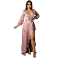Details des eleganten Satin-Wickelkleids in Altrosa mit V-Ausschnitt und Seitenschlitz - S / Rosa
