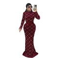Dettaglio del set in velluto bordeaux con perle e strass disposti a motivo a rombi - S / Borgogna