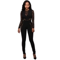 Detailsansicht des schwarzen Slim-Fit-Damen-Jumpsuits mit floralen Spitzen-Patchwork-Ärmeln - XL / Schwarz