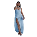 Detail des hellblauen Halter-Maxikleids mit hohem Schlitz und feiner Plissee-Struktur - S / Blau