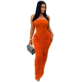 Detalle del vestido largo ajustado naranja palabra de honor con tejido de diseño fruncido - S / Naranja