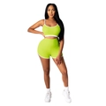 Vooraanzicht van neongroene yoga set met crop top en korte broek met witte contrastbies - S / Groen
