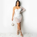 Detalle de vestido blanco de malla con un hombro, estructura de corsé y brillantes pedrería - S / Vestidos / Blanco