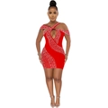 Détail de la robe moulante rouge ajourée avec motifs ondulés en strass argentés - Rouge