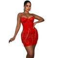 Dettaglio dell'abito aderente rosso con paillettes e frange di catenine argentate sui lati - XL / Rosso