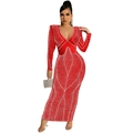 Dettaglio dell'abito aderente in rete rossa con motivi in strass e scollo a V - S / Rosso