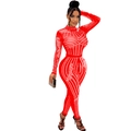 Details von rotem Mesh-Jumpsuit mit langen Ärmeln und komplizierten funkelnden Strassmustern - XL / Rot