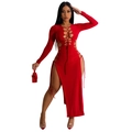 Détail de la robe moulante rouge avec découpes latérales sexy et lacets à cordon de serrage - Rouge
