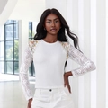 Eng anliegendes weißes Langarmshirt mit Spitzenbesatz und floralen Stickereidetails - S / Weiß